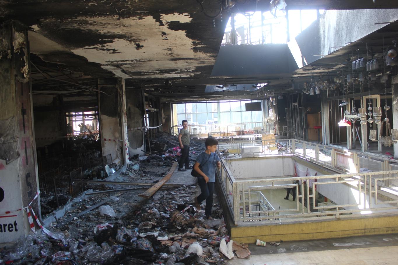 HÜDA PAR Şanlıurfa Milletvekili adayı Lokman Yalçın, beraberindeki heyetle, Avrupa Pasajı’nda önceki gün çıkan yangında iş yerleri hasar gören esnafı ziyaret ederek, ‘geçmiş olsun’ dileklerini iletti.

